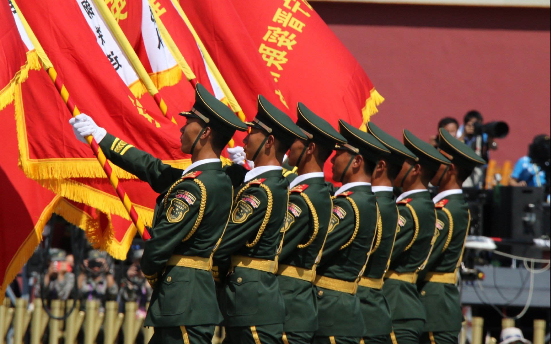 意外田径赛道湿滑致多人摔倒，田径比赛失误集锦